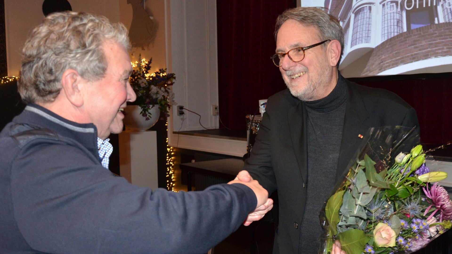 Voorzitter Jan Knip (links) bedankt Nick Kieft voor zijn enthousiast gebrachte lezing. (foto: Wim A.H. Rozema) 