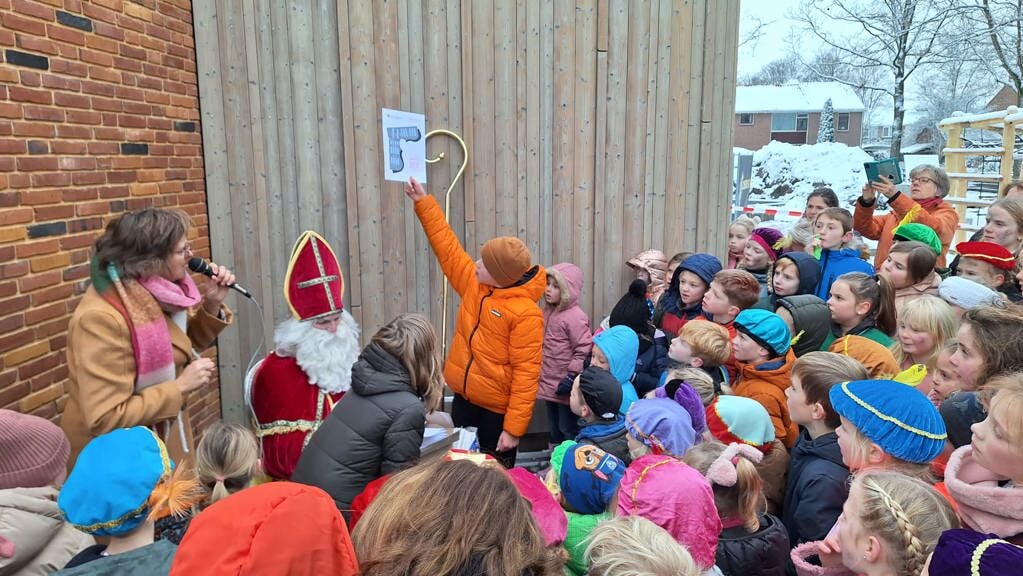 De kinderen van De Lichtkring werden door Sinterklaas verrast met de sleutel van het nieuw schoolgebouw.