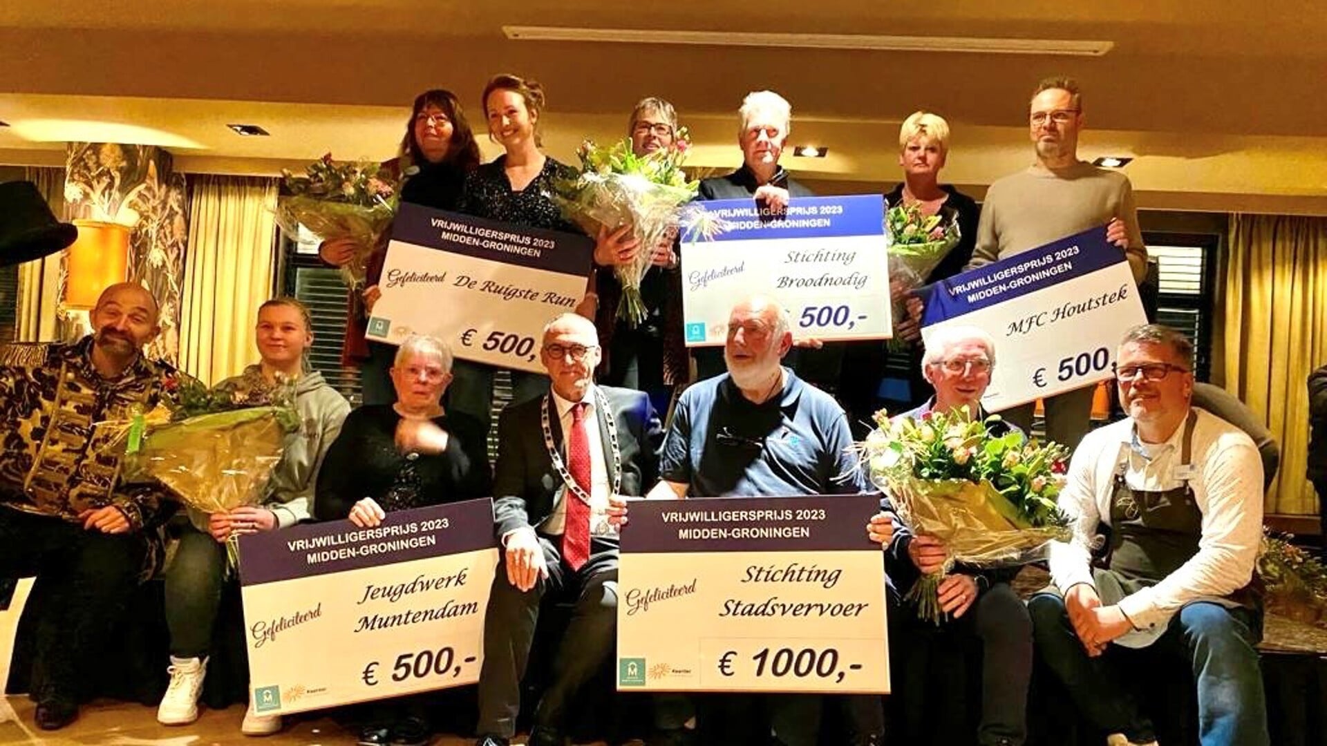 De prijswinnaars met burgemeester Hoogendoorn. Foto: Gemeente Midden-Groningen/Facebook. 