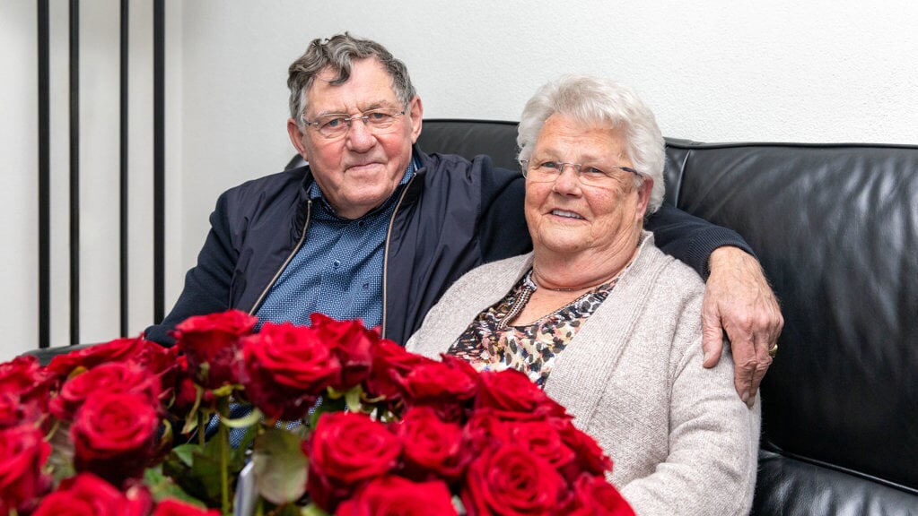 Jan en Adri Meijer uit Musselkanaal zijn flink in de bloemen gezet voor hun 60e trouwdag. (foto: Auniek Klijnstra) 