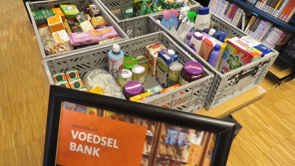 Ook in de bibliotheek in Hoogezand kunnen bezoekers weer levensmiddelen doneren voor de Voedselbank en dat loopt goed.