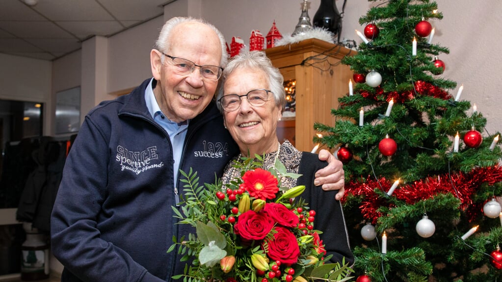 Jan en Tineke van den Berg uit Borger vierden hun 60e trouwdag met een receptie in dorpshuis De Trefkoel in Gasselte. (foto: Auniek Klijnstra)