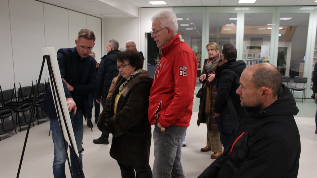 Pojectleider Wouter Stoter van Adema Architecten (links) geeft uitleg bij de plannen voor de nieuwe supermarkt.