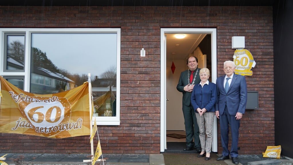 Het echtpaar Warners kreeg bezoek van burgemeester Thijsen. (foto: Persbureau Drenthe) 