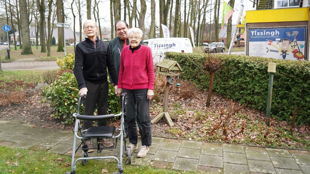 Piet en Roelie Tissingh uit Zuidlaren kregen de felicitaties van burgemeester Marcel Thijsen. (foto: Persbureau Drenthe)