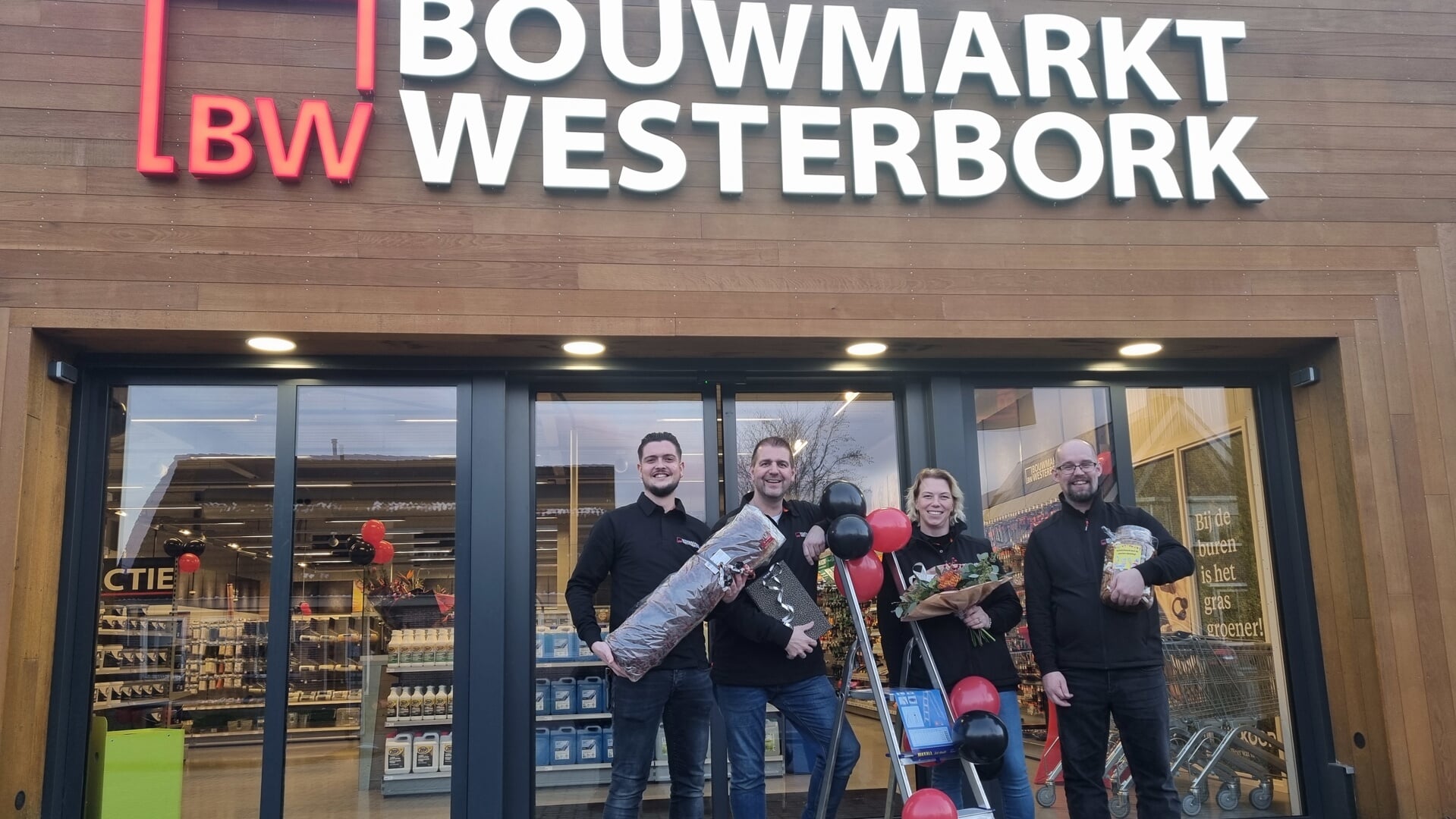 Feestvreugde bij de opening van Bouwmarkt Westerbork.