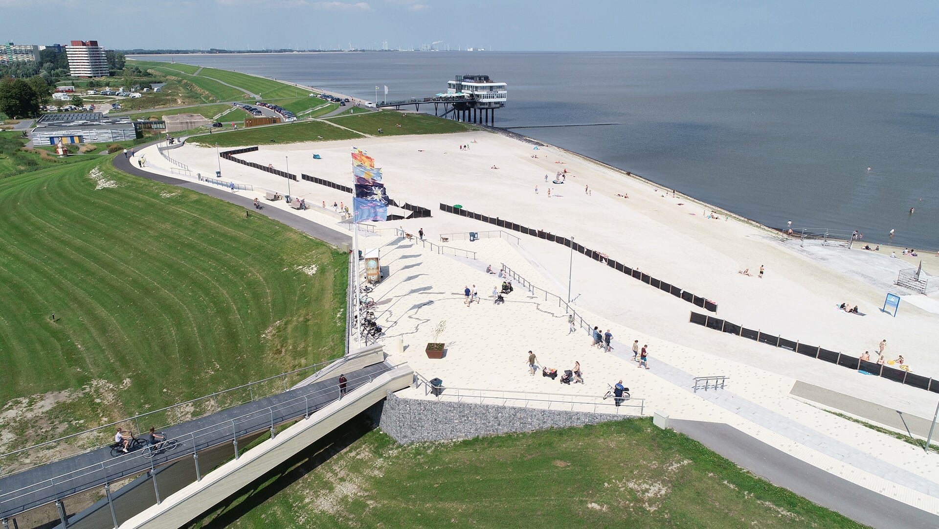 Het strand in Delfzijl. Het paviljoen mag gerealiseerd worden in het deel nabij het Eemshotel.