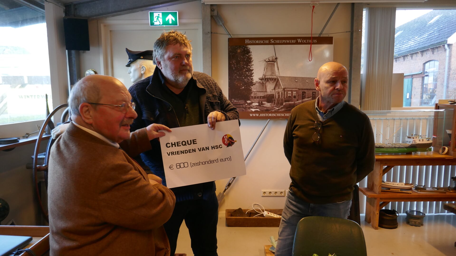 Voorzitter Maarten Rietveldt krijgt de cheque overhandigd door Henk Kijf en Jan de Vries namens de Vrienden van HSC. (eigen foto)