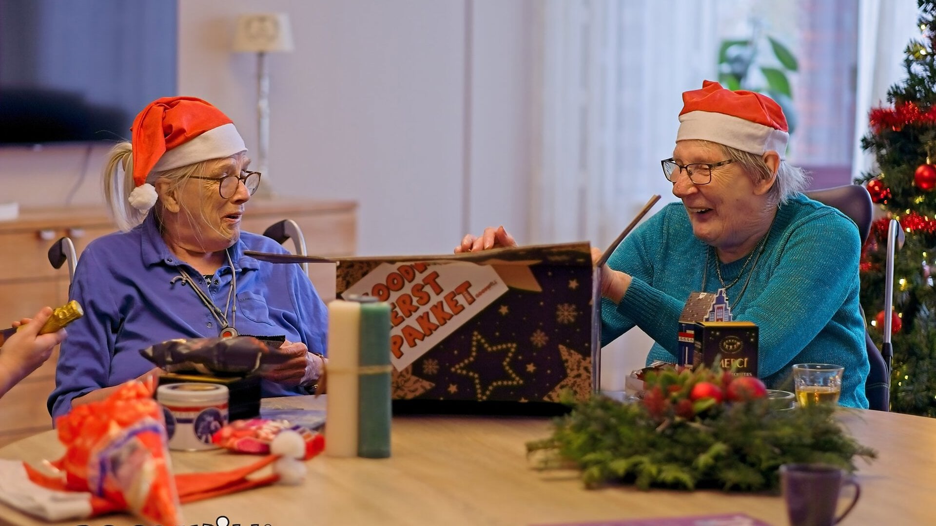 Bewoners van De Horst pakken het kerstpakket uit. Foto: Goodwill.nl.