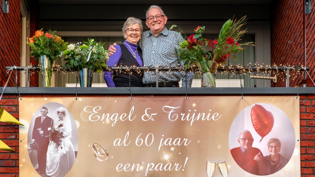 De hele buurt mag het weten: Engel en Trijnie Huls hebben hun 60e trouwdag gevierd. (foto: Auniek Klijnstra)