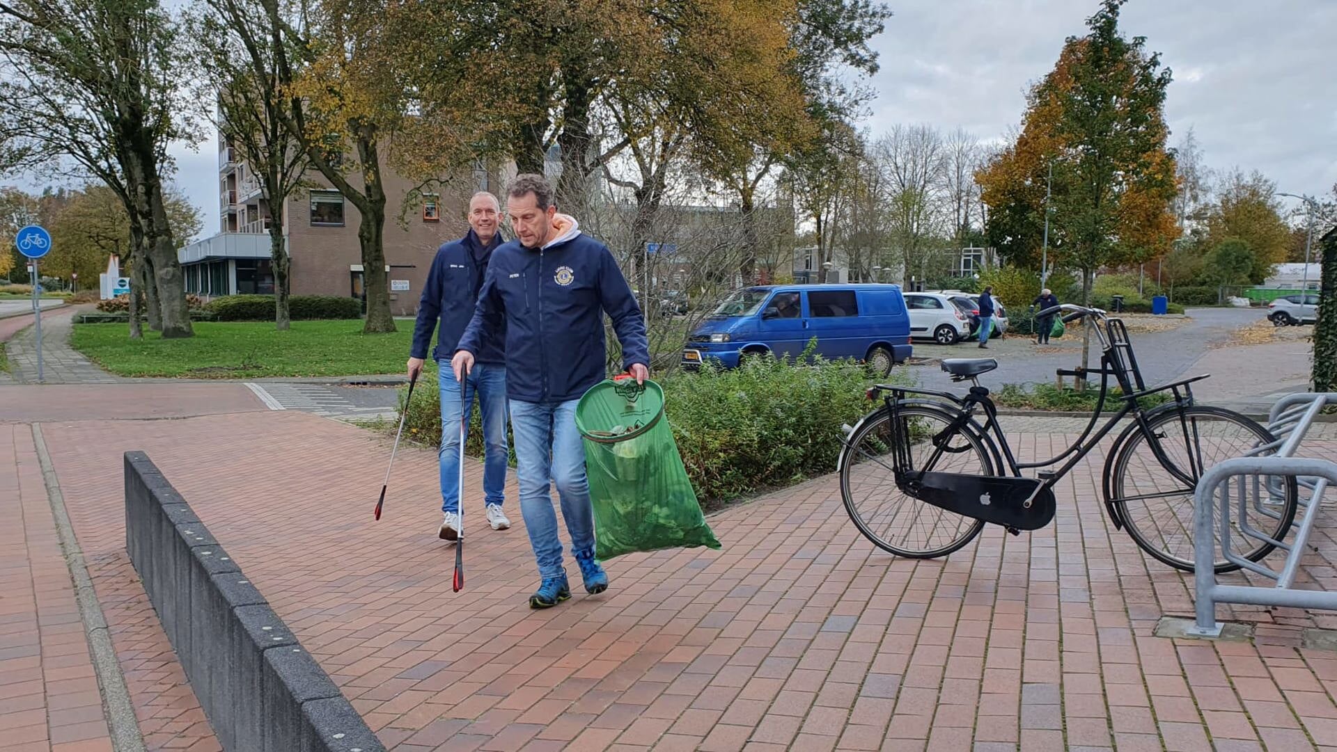 De leden van de Lions Club Midden-Groningen ruimen het zwerfafval op. (eigen foto)