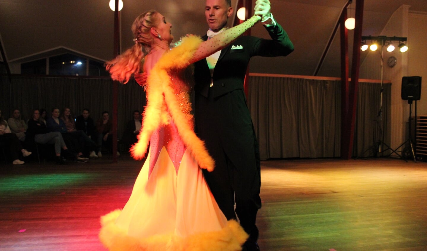 Ook het ballroomdansen heeft het Gieter danspaar goed onder de knie.