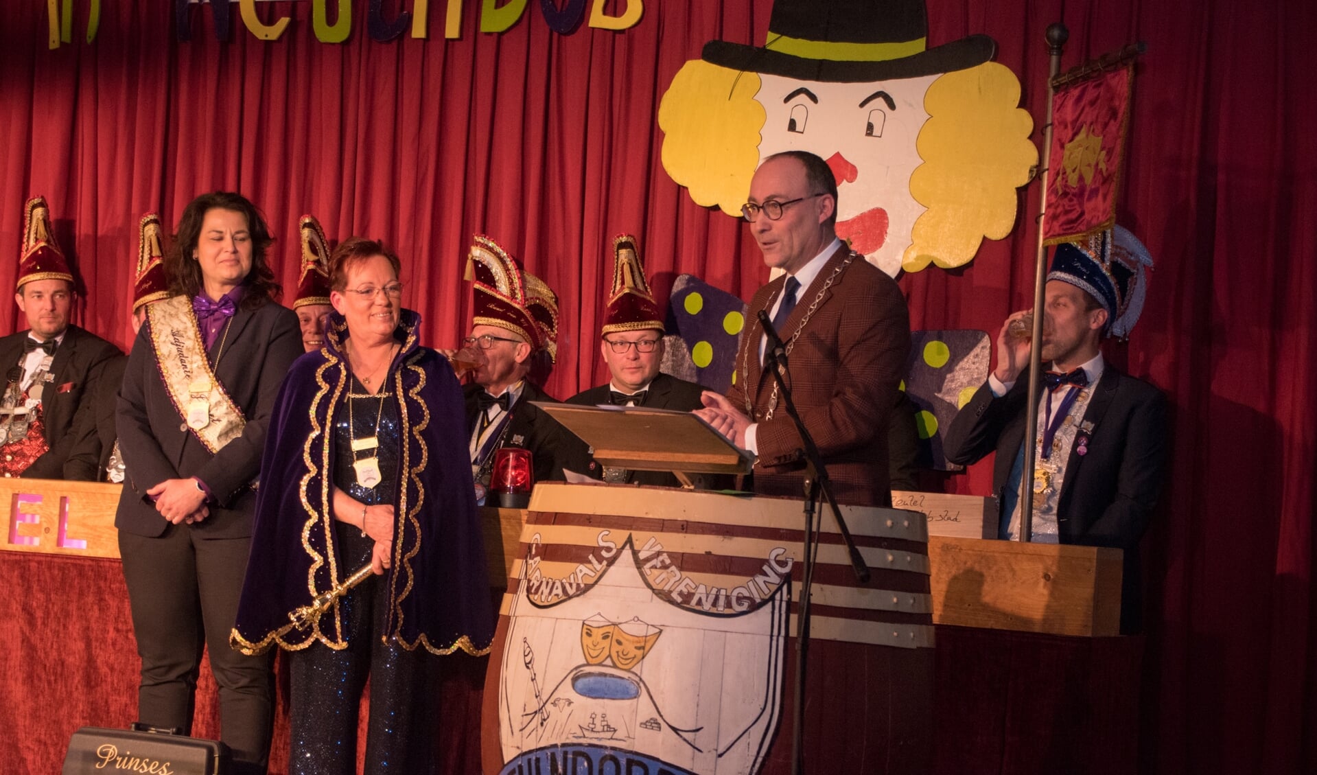 Burgemeester Anno Wietze Hiemstra draagt de sleutel van Gasselte over aan de carnavalsvereniging.