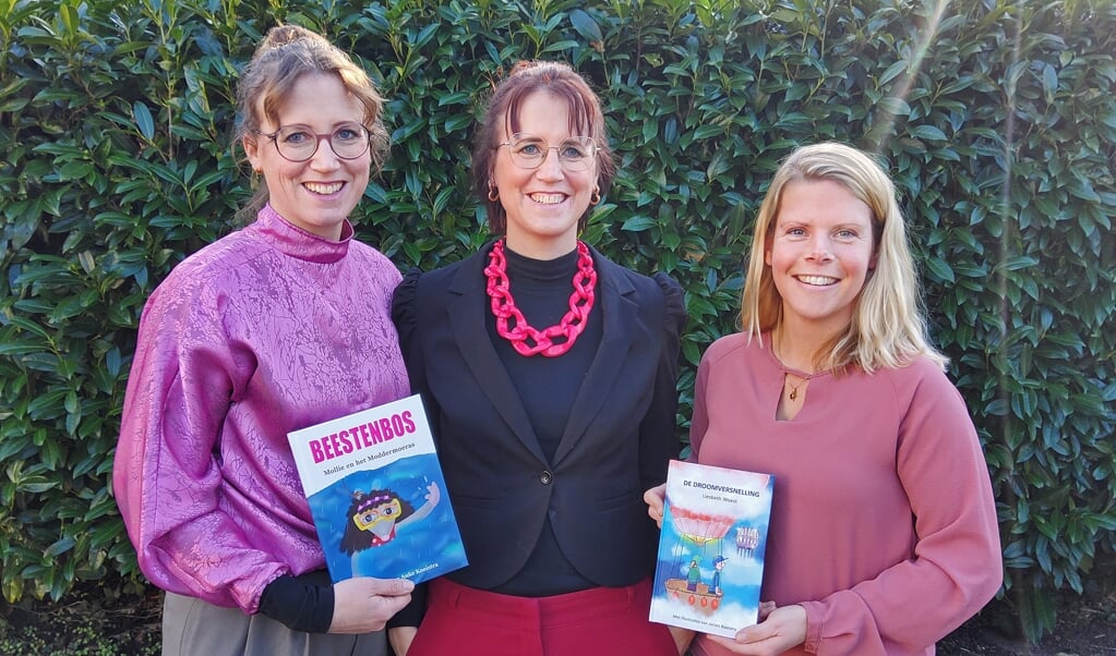Jorien Kooistra (midden) illustreerde het boek van haar zus Anke en het boek van Liesbeth Woest.