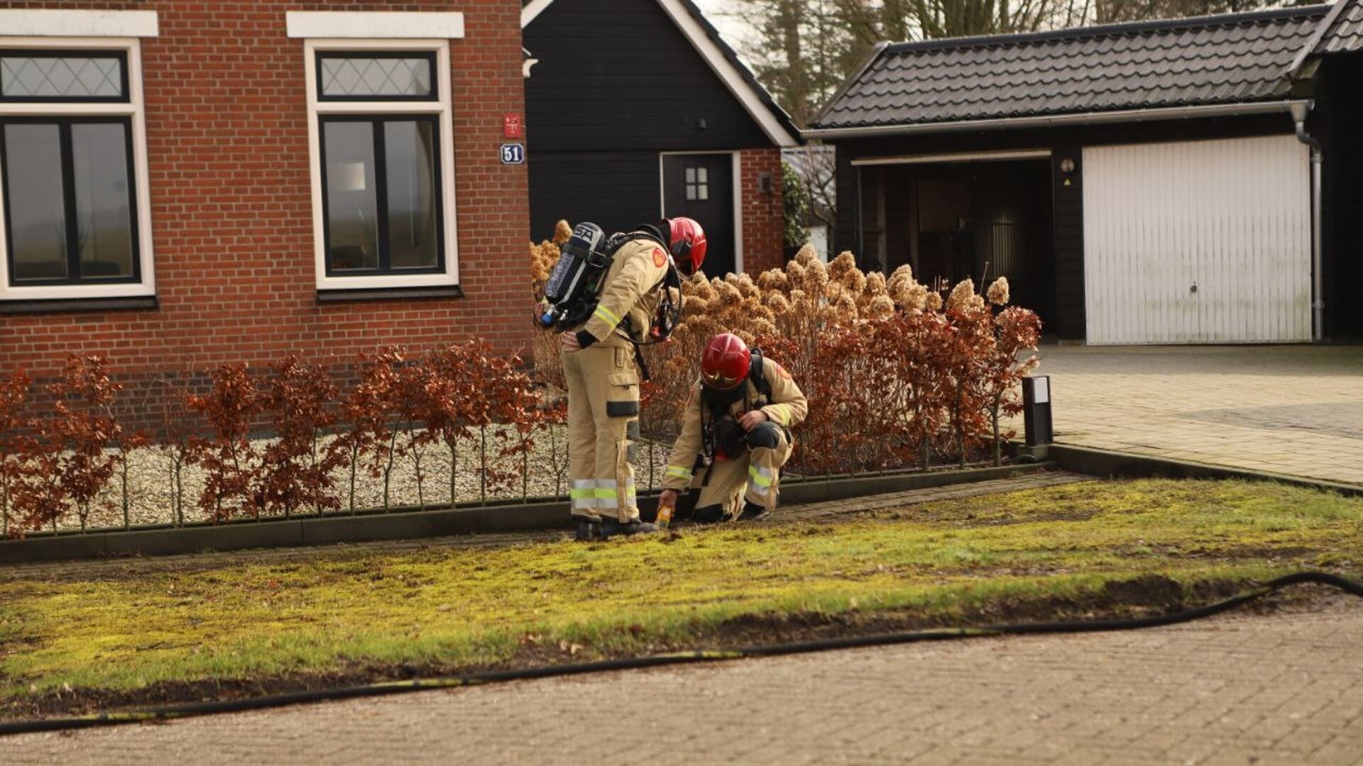 De brandweerlieden ontdekten het gaslek in een put. (foto: Persbureau Drenthe)