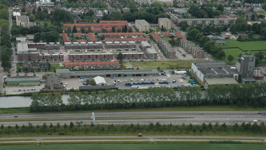 Hoogezand-Noord, met langs het Winschoterdiep bedrijven die zouden moeten verplaatsen.