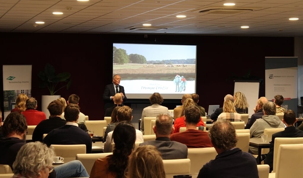 Gedeputeerde Henk Brink spreekt de ondernemers toe. (foto: provincie Drenthe)