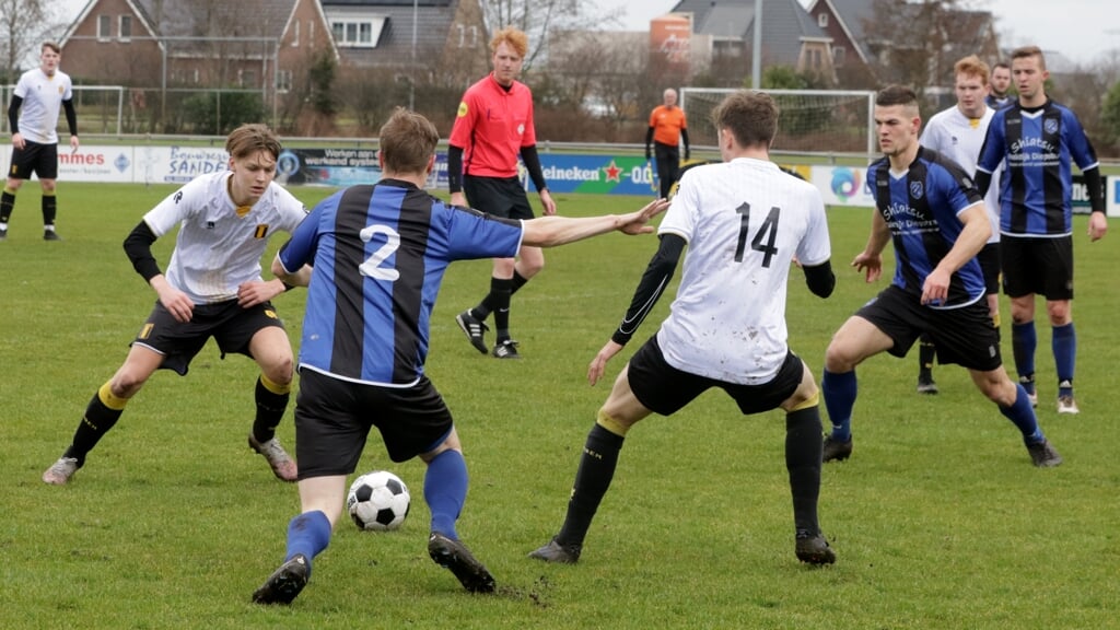 NWVV-er Brian Tent (2) in duel met twee Assenaren. Foto: Bennie Wolbers.