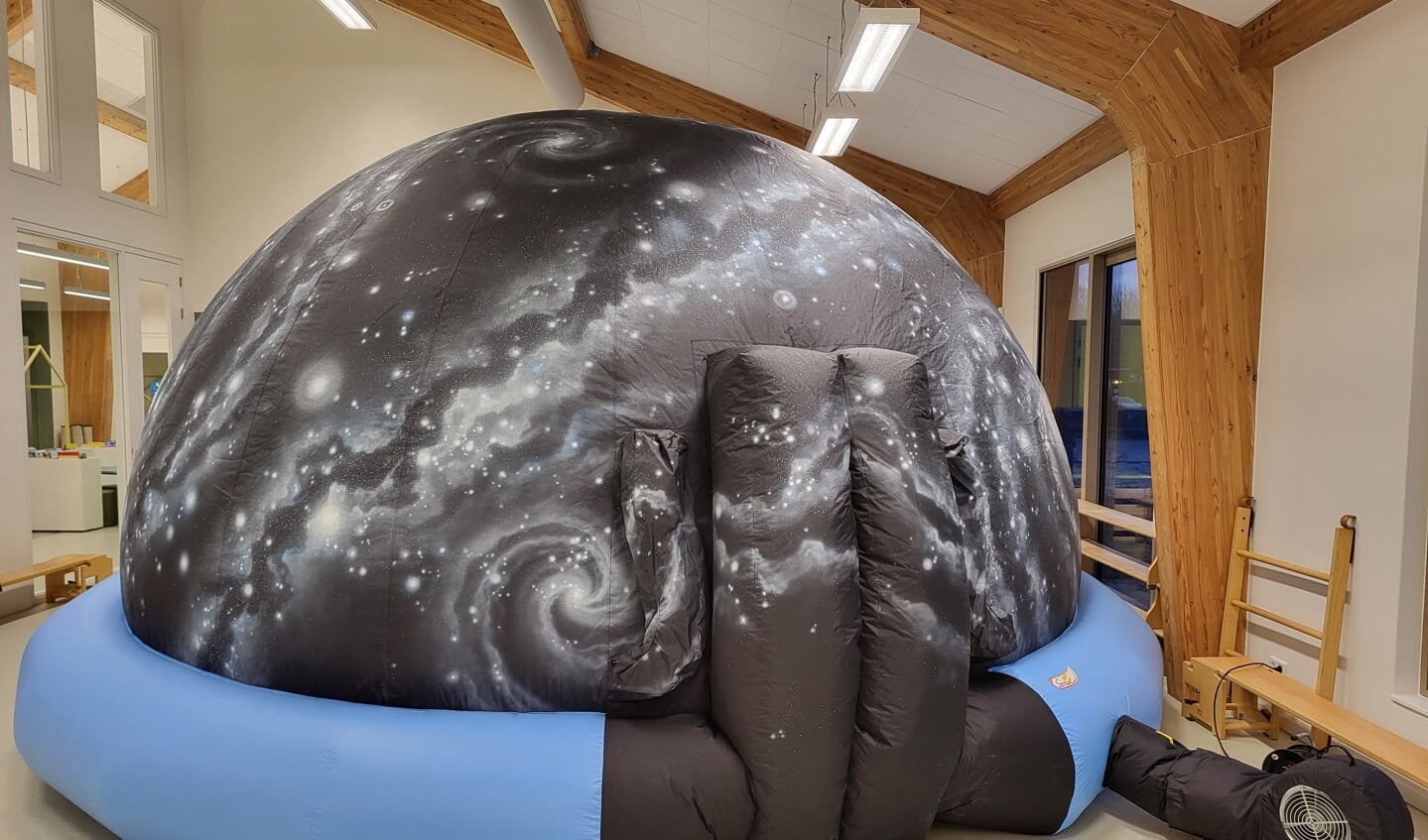 Het opblaasbare planetarium in de school.