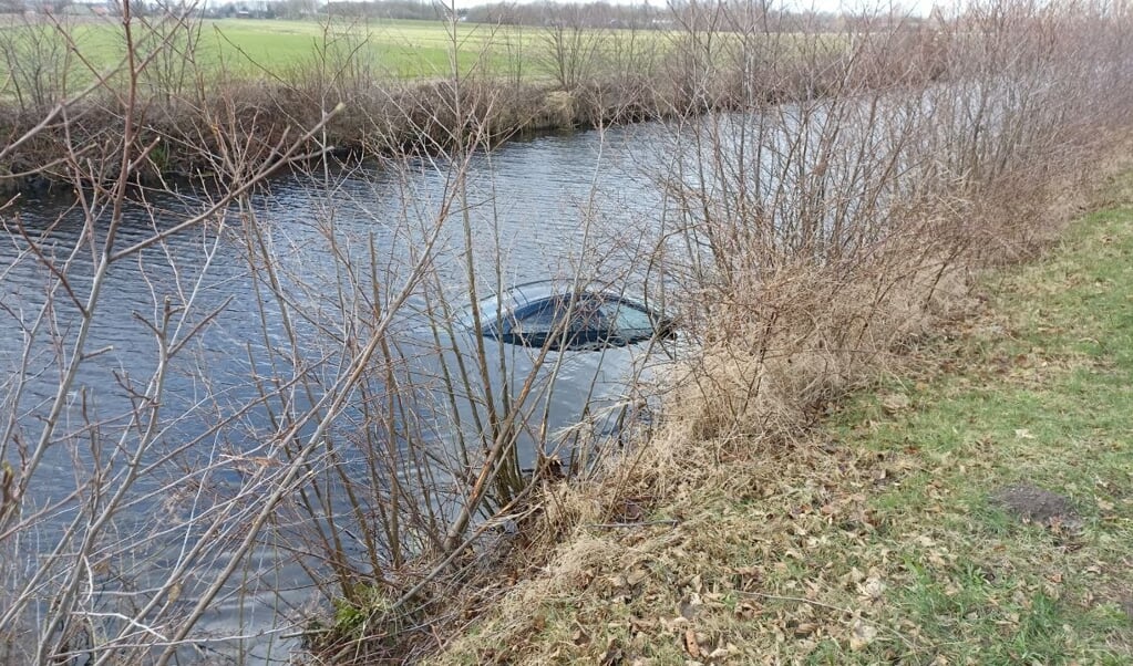 De bestuurder kon tijdig door voorbijgangers uit zijn auto worden gehaald. (foto: Persbureau Drenthe)