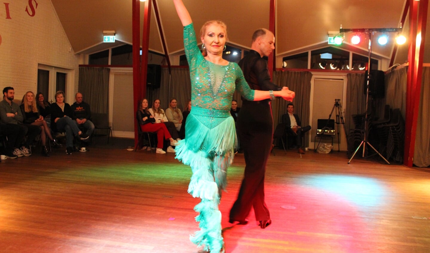 Danspaar Petra Ritzefeld en Frans Hollman uit Gieten laten enkele Latin-dansen zien.