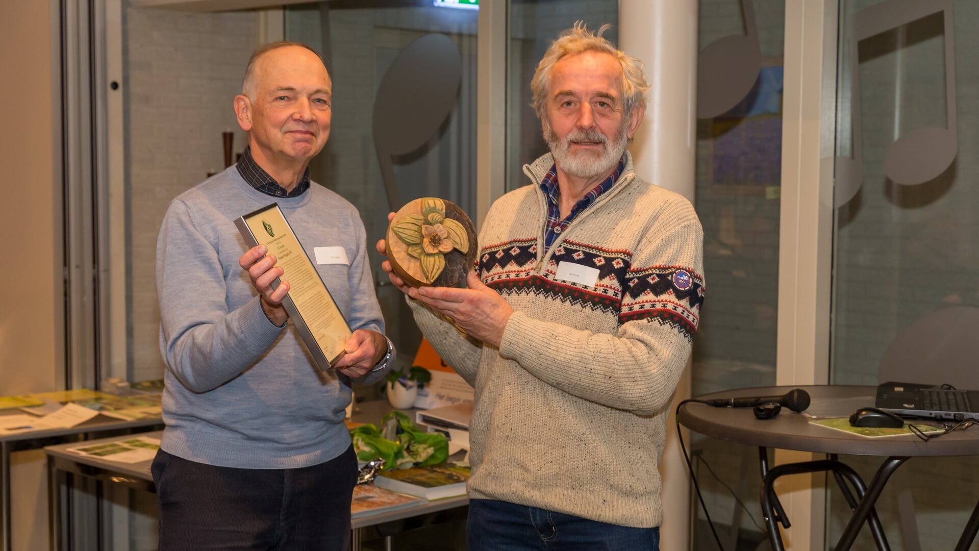Eef Arnolds (rechts) ontvangt de Drentse Floraprijs 2023 uit handen van Eddy Weeda. (foto Bert Blok)