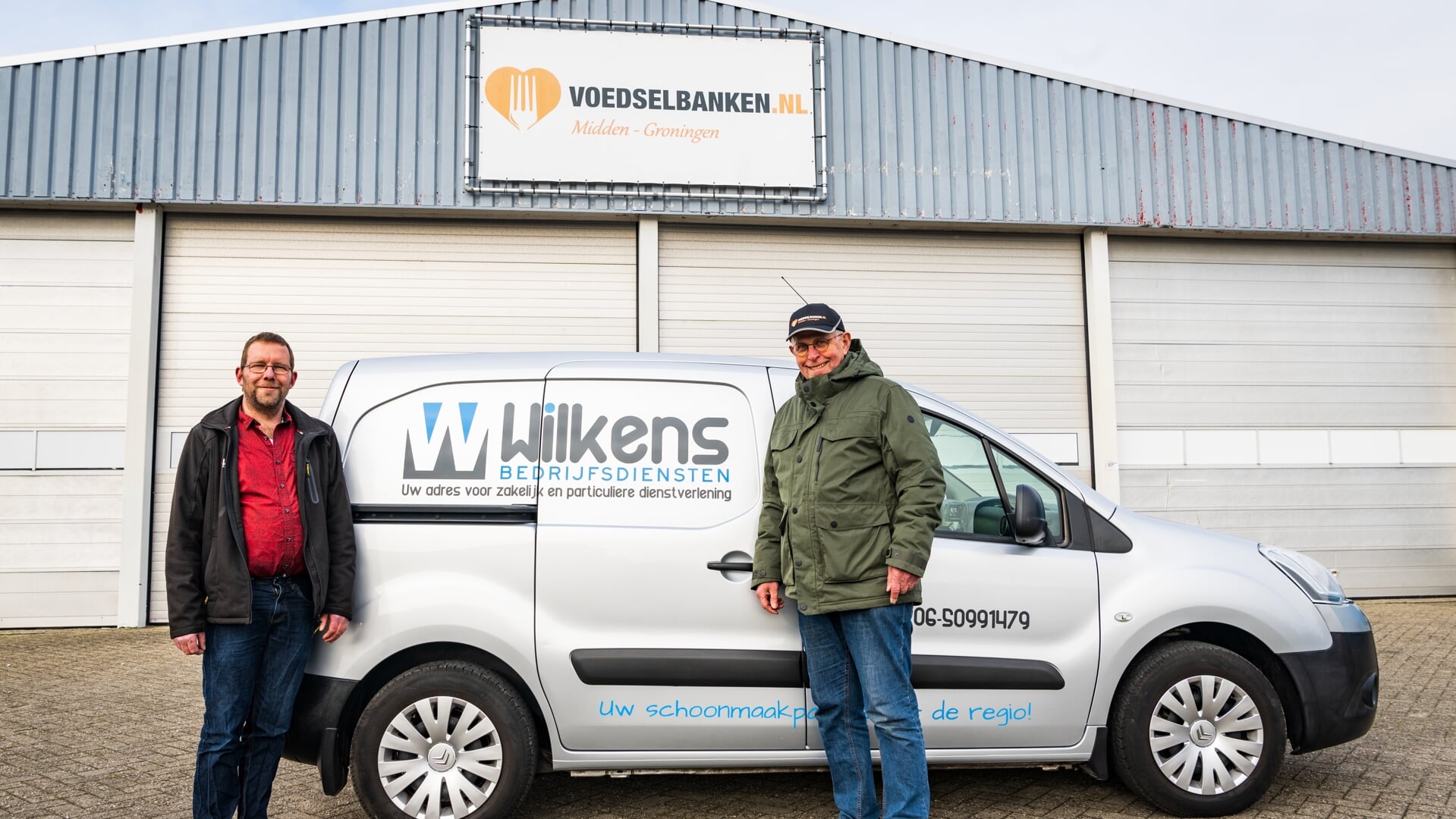 Rudy Wilkens van Wilkens Bedrijfsdiensten (links) en voorzitter Beno Munneke van de Voedselbank Midden-Groningen (rechts). (eigen foto)