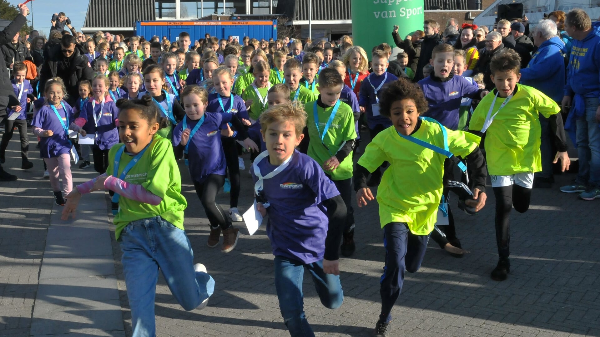 Ook de basisschooljeugd van Bedum nam deel aan de Winterloop. Dat gebeurde met een enorm enthousiasme.