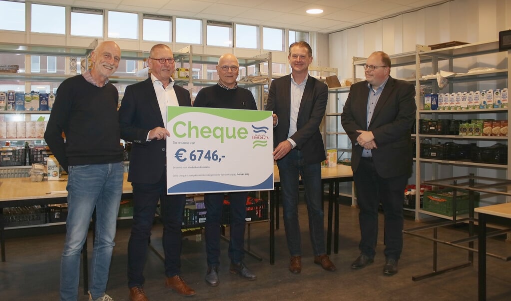 De aanbieding van de cheque. Vanaf rechts: burgemeester Ben Visser, gemeentesecretaris Ronald Koch, secretaris Voedselbank Eemsdelta Piet Mollema, voorzitter Jan Oolders en penningmeester Bram van der Krieke.