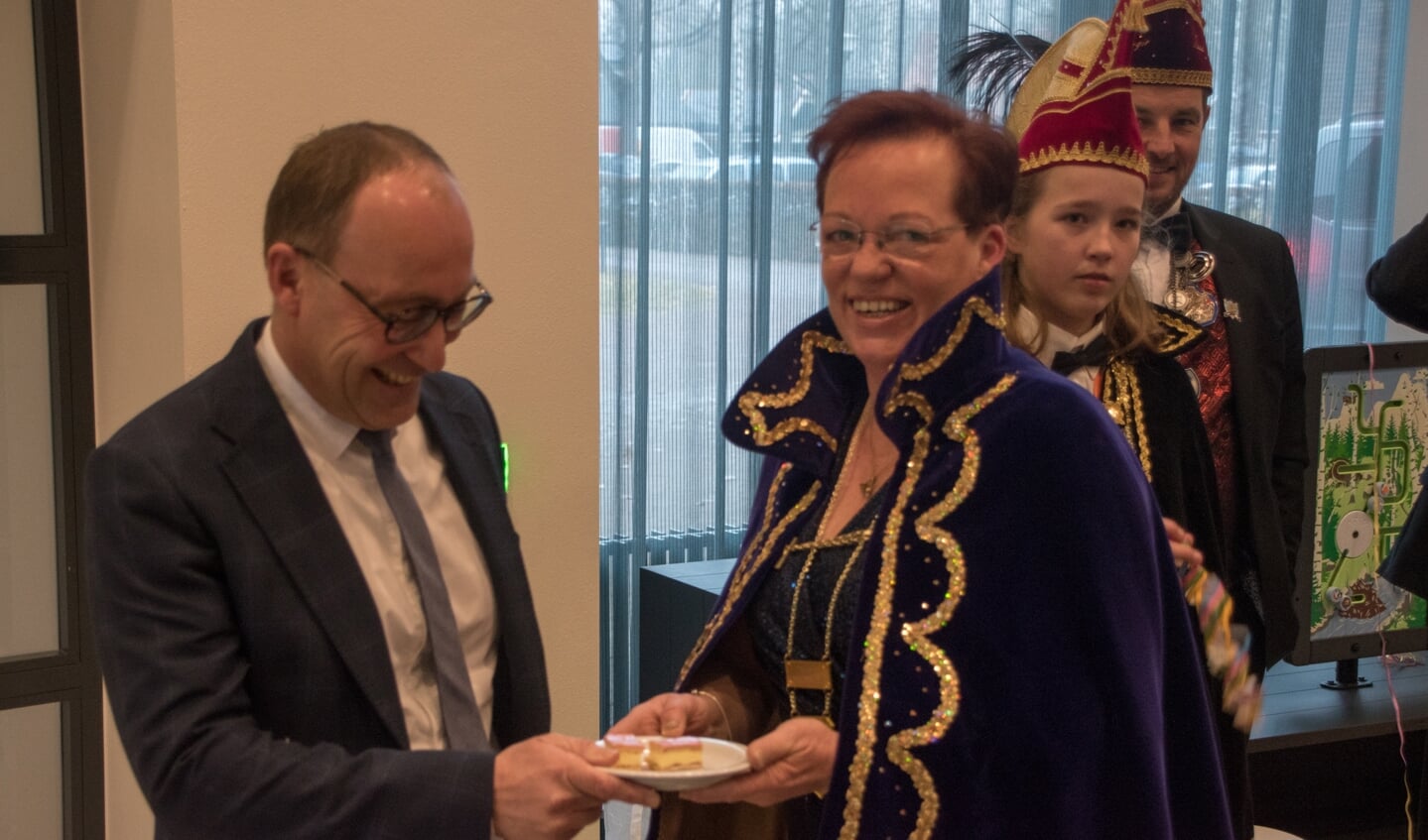 Prinses Esther Yvonne trakteert burgemeester Anno Wietze Hiemstra op gebak tijdens de 'receptie voor 25 jaar Aa en Hunze'.