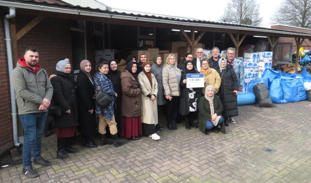 Burgemeester Hoogendoorn en wethouder Offereins met de Turkse dames van de vrouwencommissie van de Orhan Gazi-moskee.