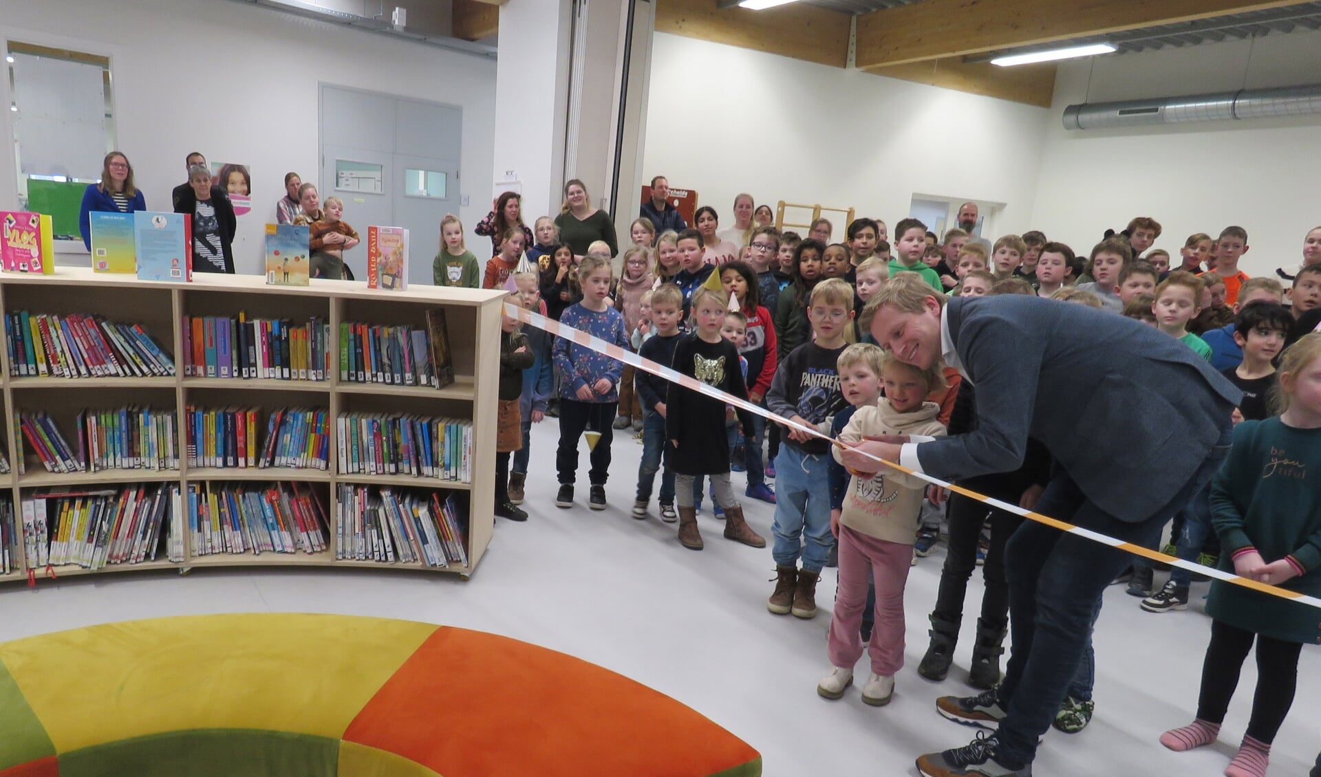 Wethouder Drenth opent samen met leerling Zoë de Bibliotheek op School in Zuidbroek.