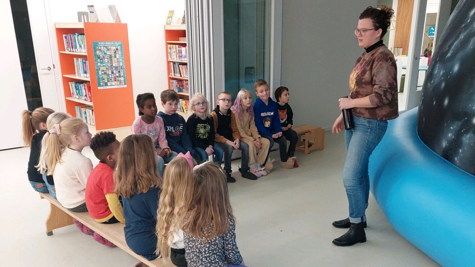 Kinderen van obs De Noordster krijgen uitleg over het planetarium.