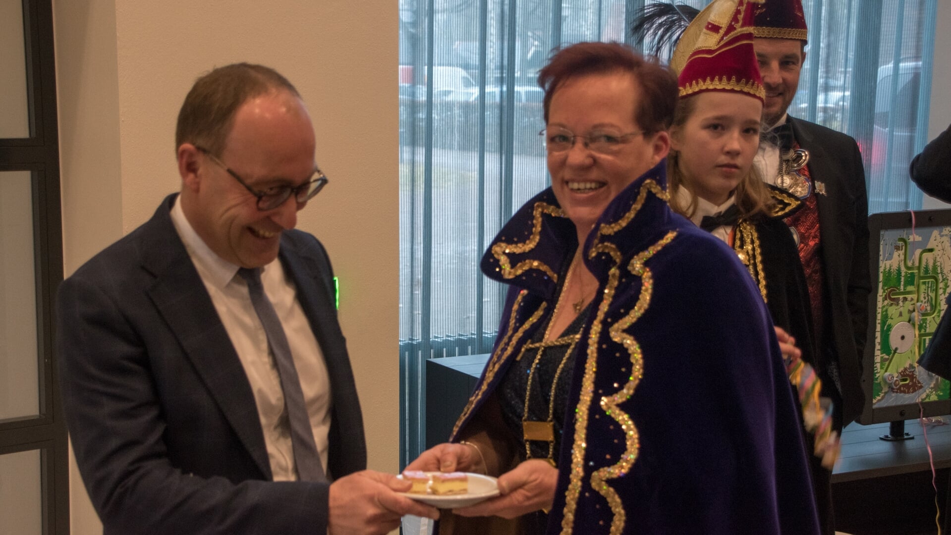 Prinses Esther Yvonne trakteert burgemeester Anno Wietze Hiemstra op gebak tijdens de 'receptie voor 25 jaar Aa en Hunze'.