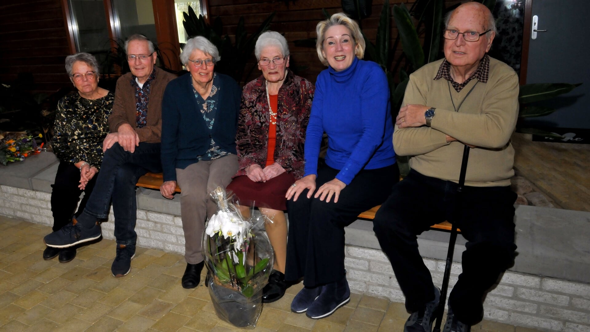 Mevrouw Brouwer-Bulten samen met wethouder Usmany en enkele familieleden.