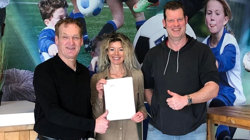 Het contract is getekend. Vanaf links: Hans Roeters (NEC) en Lisette van der Veen en Barteld Bolwijn van Cosis.