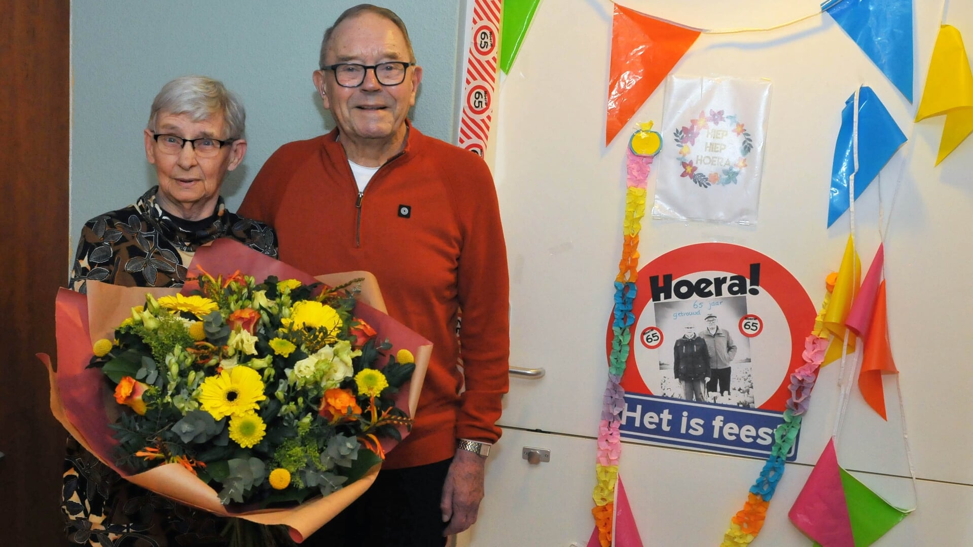 Het briljanten echtpaar Slagter-Dallinga werd door de gemeente Eemsdelta in de bloemen gezet.