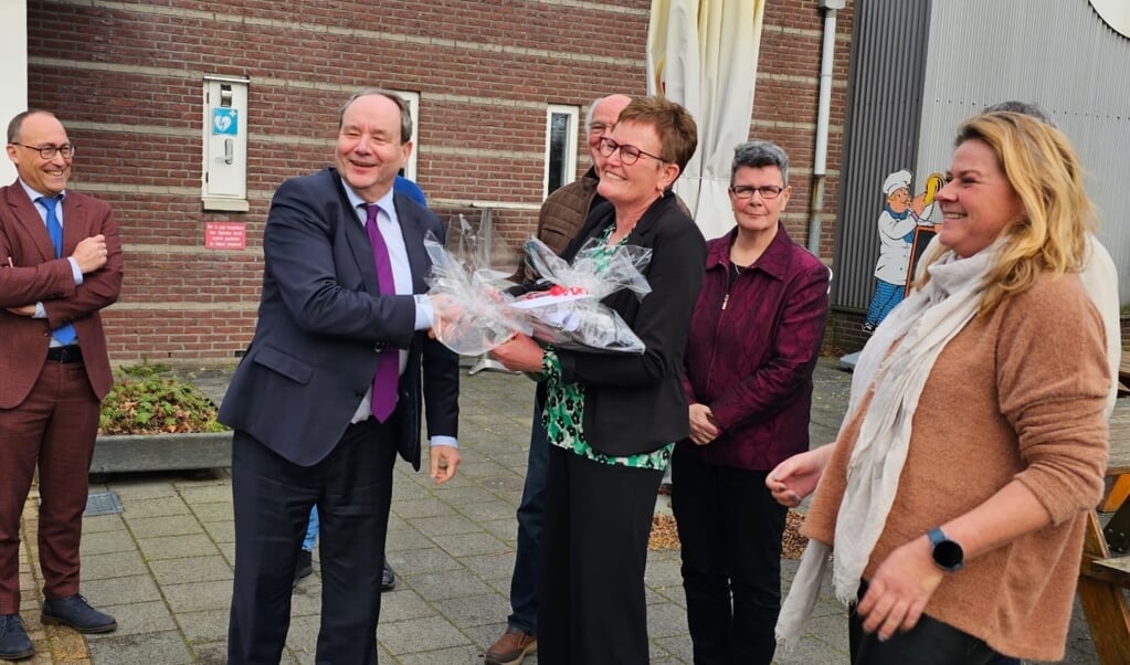 Ina Oortwijn uit Annerveenscheknaal geeft staatsecretaris Vijlbrief een pakketje met turf, jenever en achterdocht. 