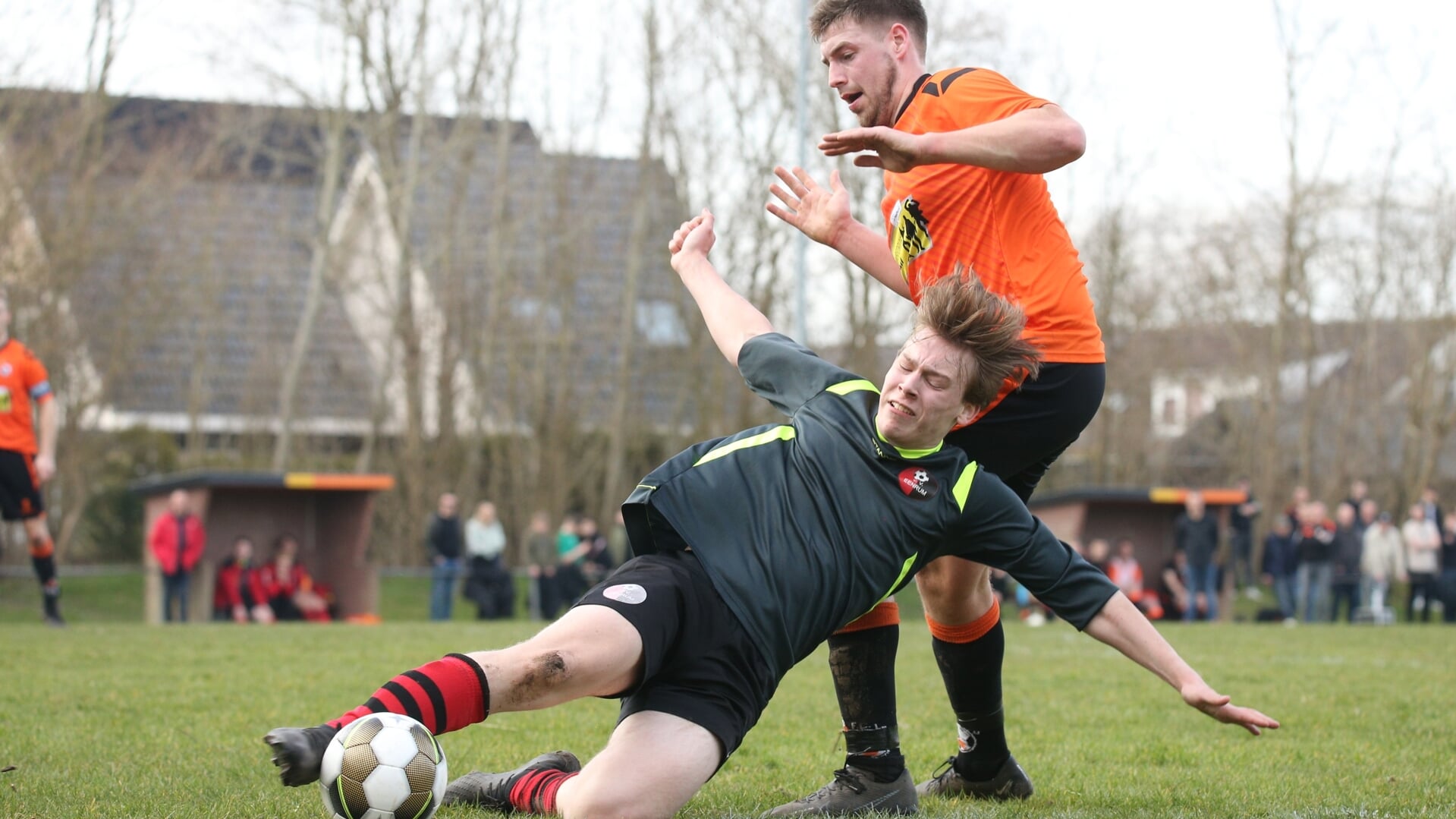 Frank Veenwijk van FC LEO in duel met zijn directe tegenstander (foto Ronnie Afman).