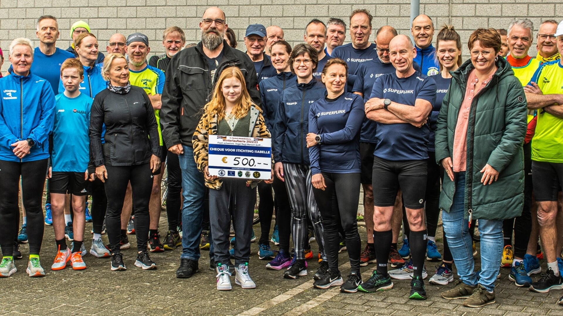 De overhandiging van de cheque voorafgaand aan de Winterlauf in Emlichheim.