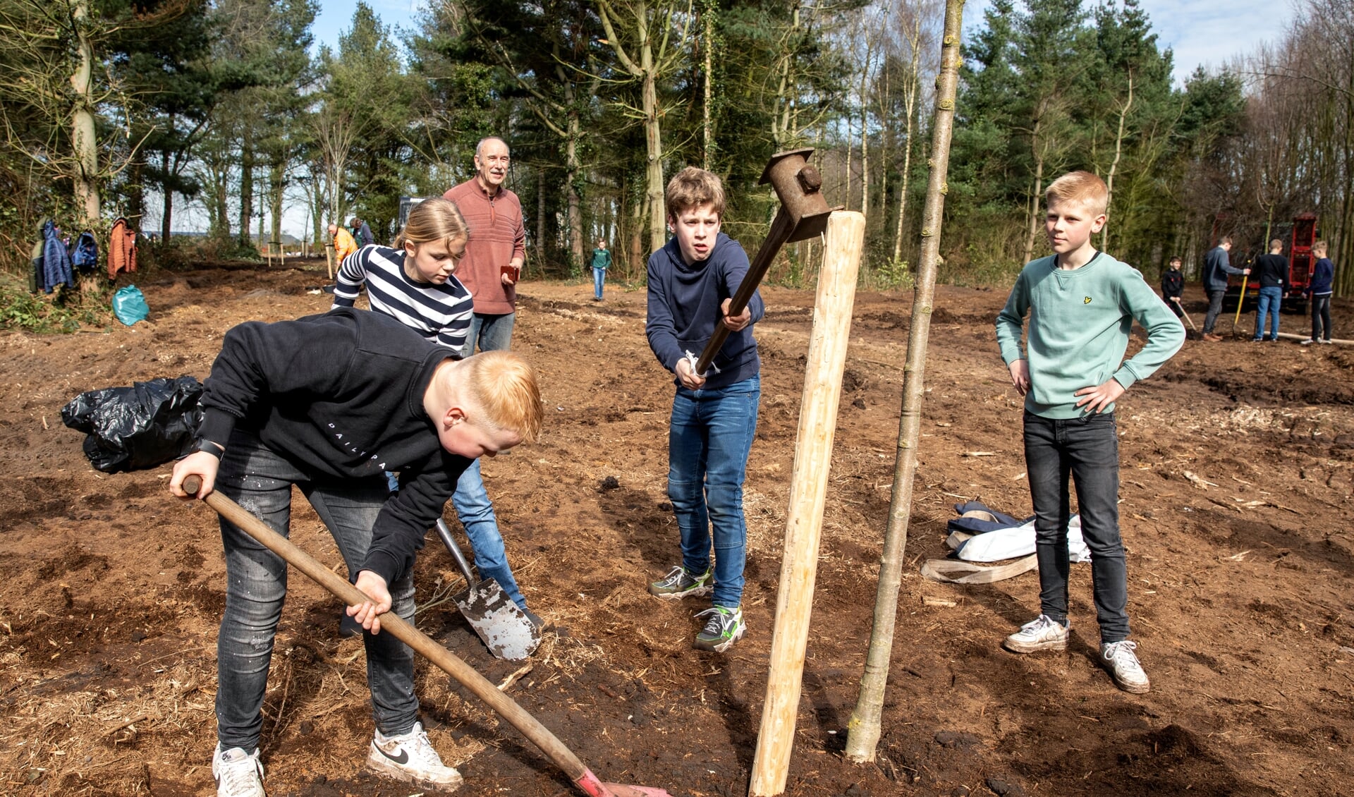 Ook de leerlingen staken hun handen uit de mouwen bij het planten van de bomen. (foto: Auniek Klijnstra)