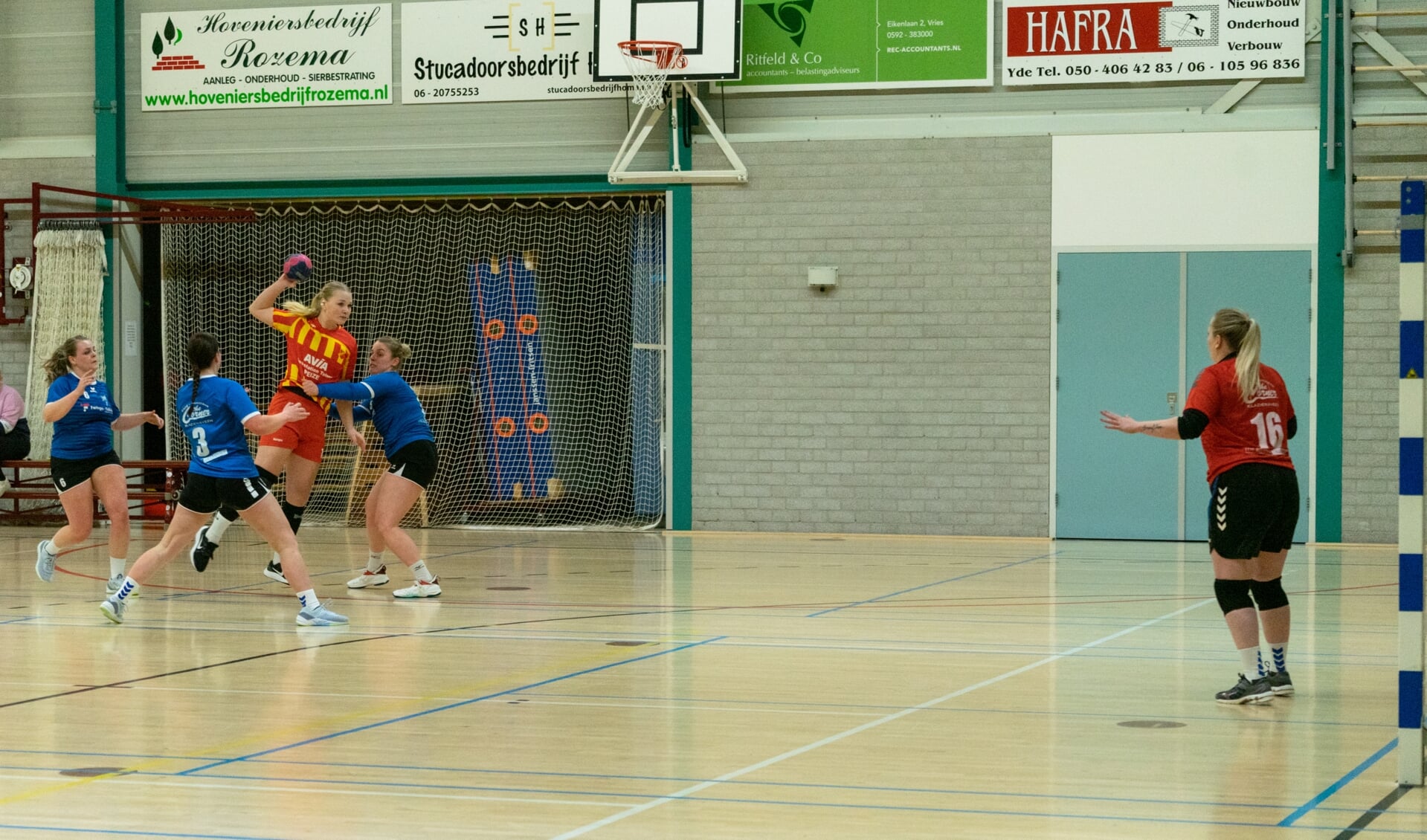 Een speelster van VAKO schiet op het doel van Actief Klazienaveen. (foto: Liam Kuiper/LK Media)