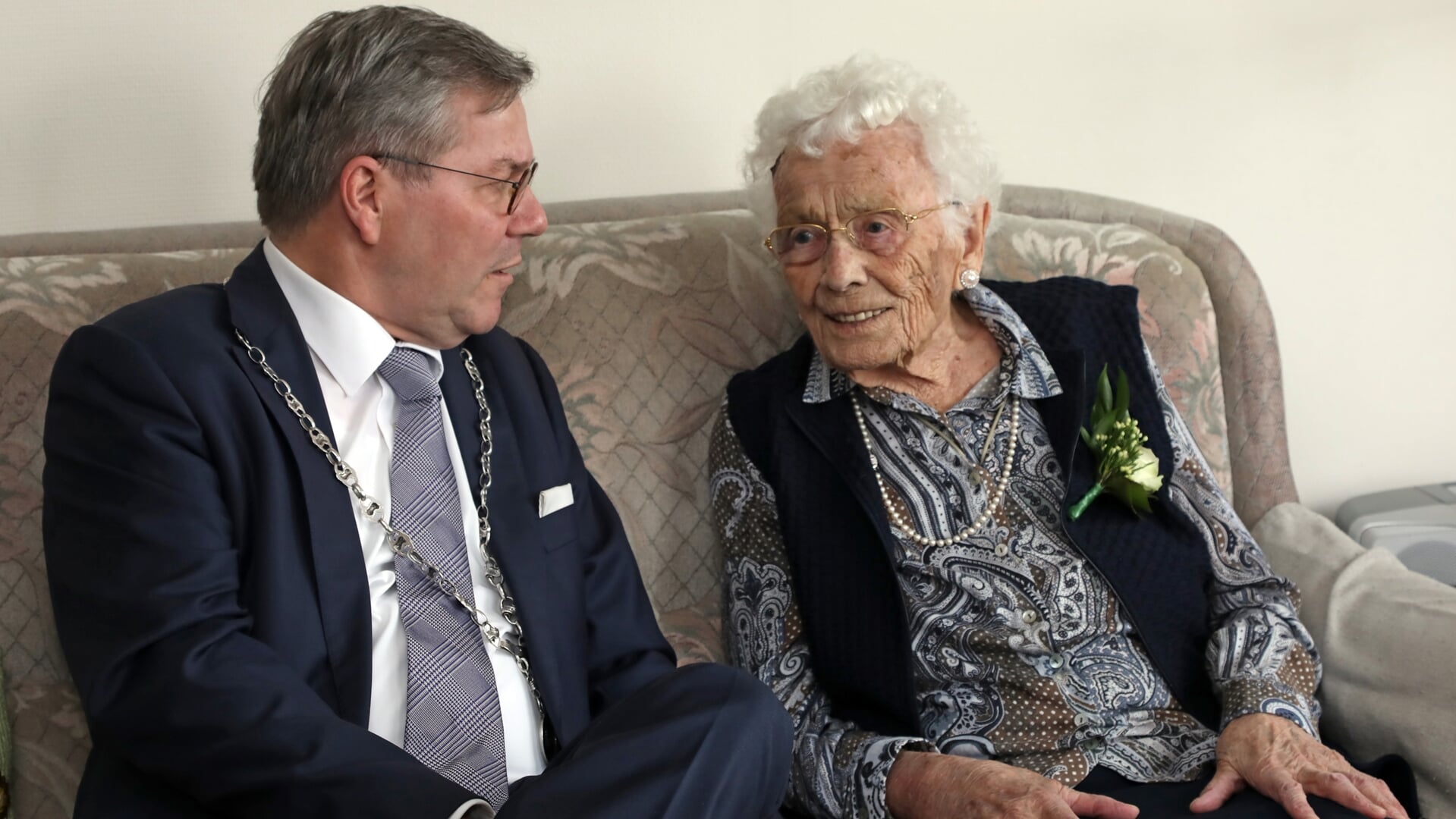 De oudste inwoonster van Veendam in een onderonsje met burgemeester Berry Link. Foto: Bert Woltjes.