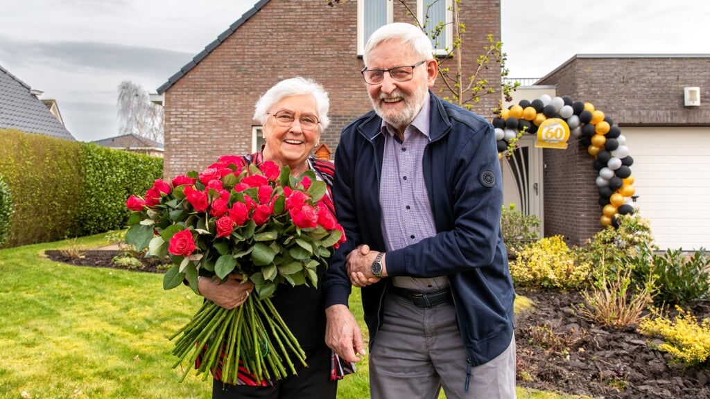 Janny en Wiard Zuurman uit Vlagtwedde zijn blij dat ze samen hun 60e trouwdag kunnen vieren. (foto: Auniek Klijnstra)