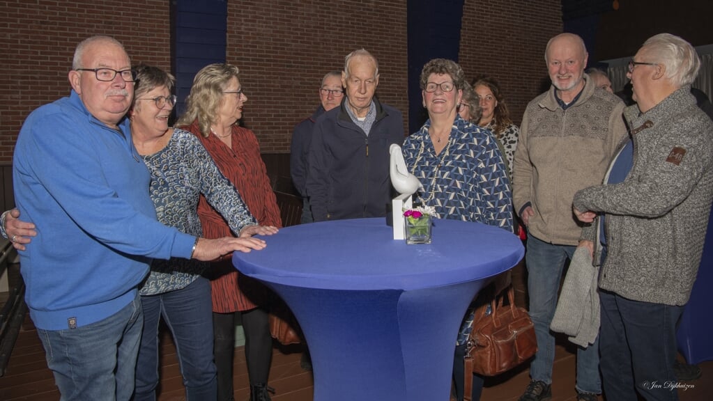 Vrijwilligers van Bie Daip met De Pelikaan (foto Jan Veldhuizen).