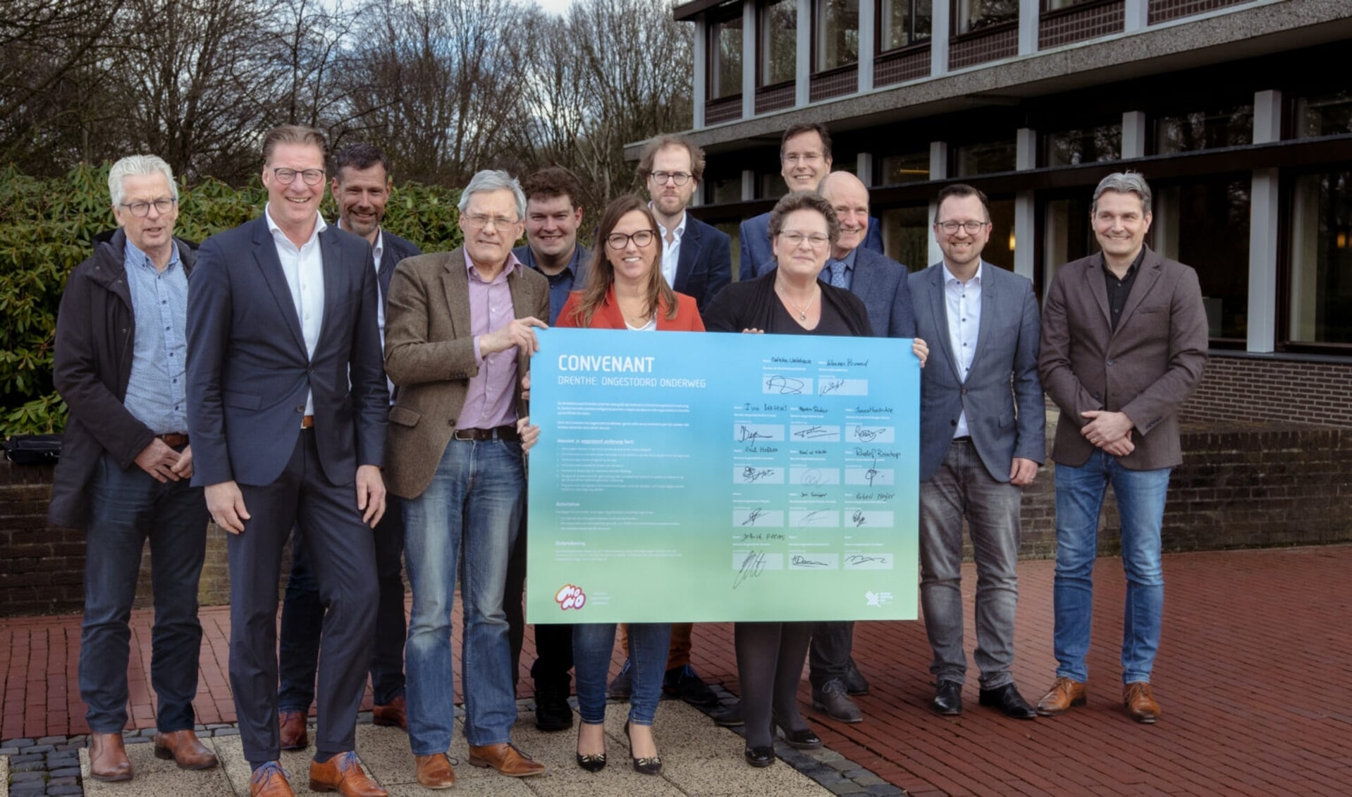 Gemeentebestuurders uit Drenthe hebben het MONO-convenant ondertekend. 