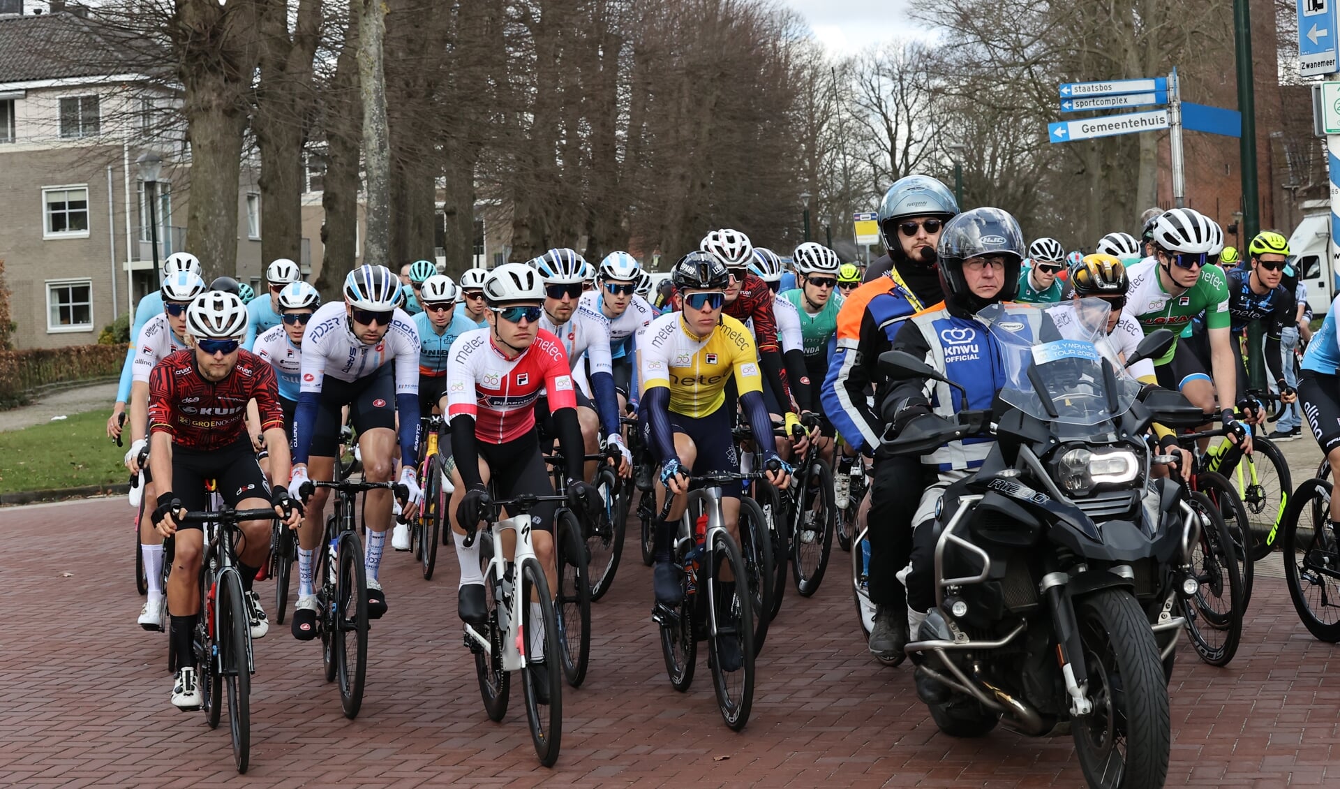 Het peloton van Olympia's Tour vertrok vanmorgen voor de derde etappe vanuit Gieten.