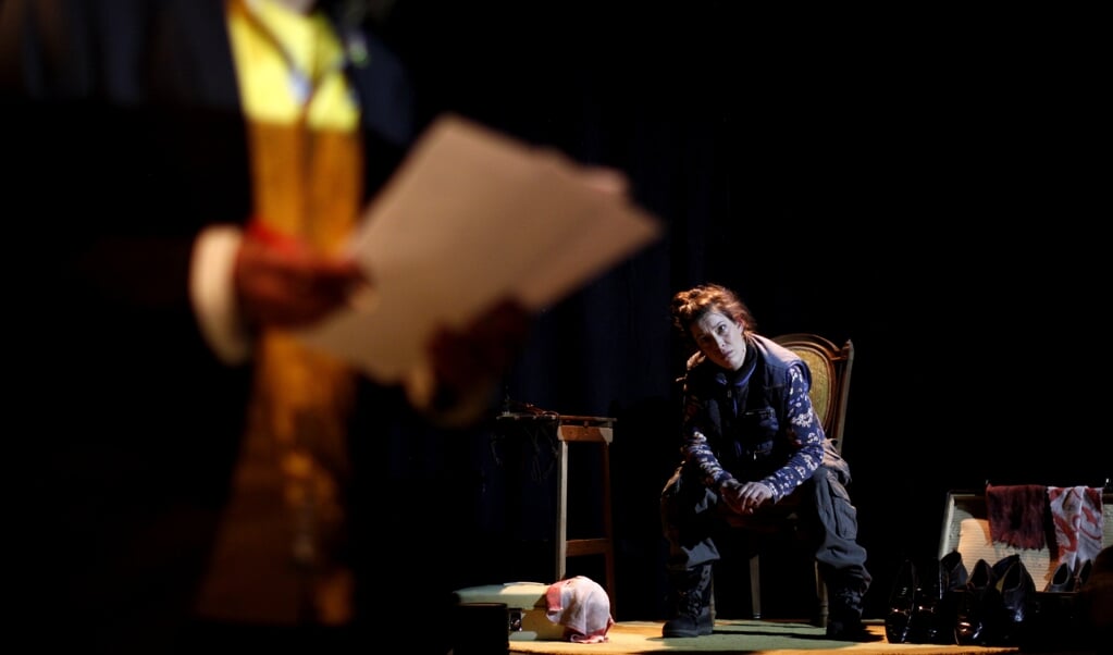 Een scène uit de theatervoorstelling 'Zie de mens' die te zien zal zijn. (foto: Joanne Saltet)