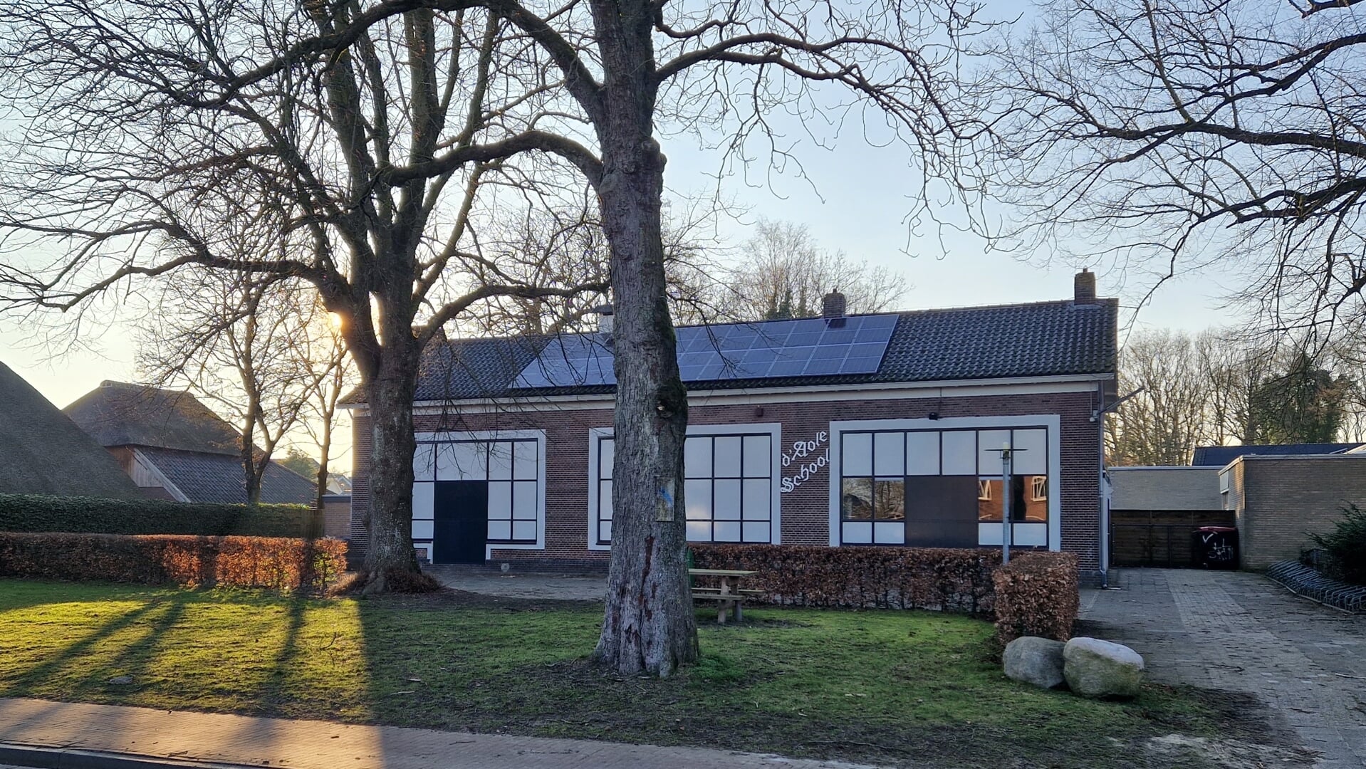 d'Aole School in Hooghalen is door de dorpsbewoners zelf verduurzaamd (foto Robbert Oosting). 