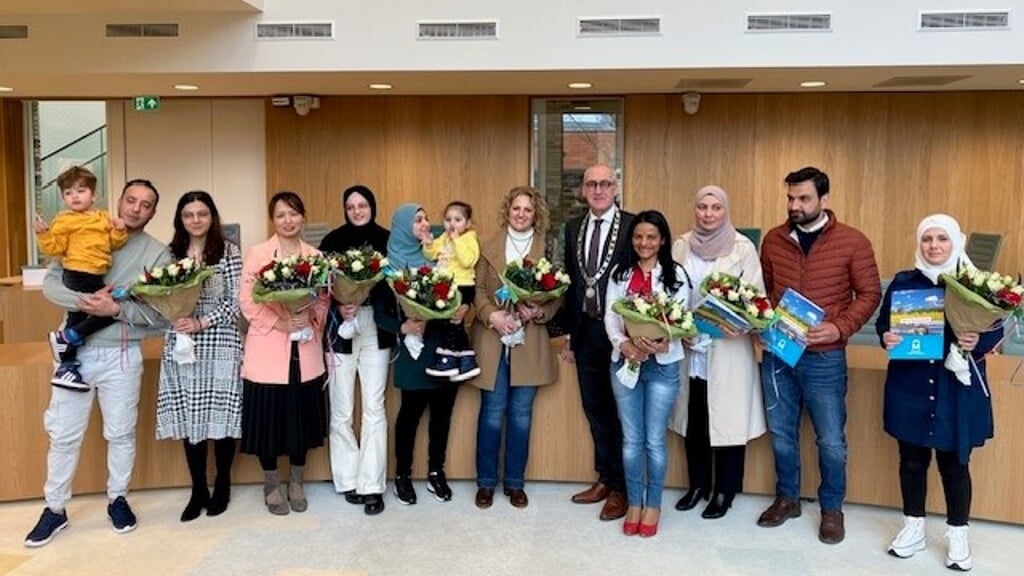 Een aantal van de nieuwe inwoners wilde best met de burgemeester op de foto na de ceremonie.